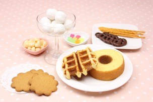 結婚式の引き出物には欠かせない引き菓子。 メインの引き出物と違う意味を持つ引き菓子を楽しみにしているゲストも多く手を抜けない引き出物のひとつです。