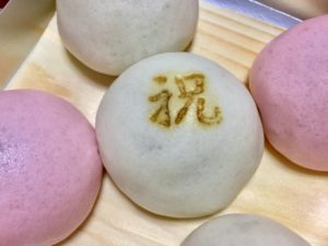 紅白饅頭が引き出物に選ばれる理由と注意するポイント