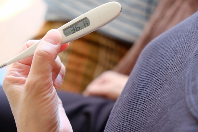 体温を測る女性