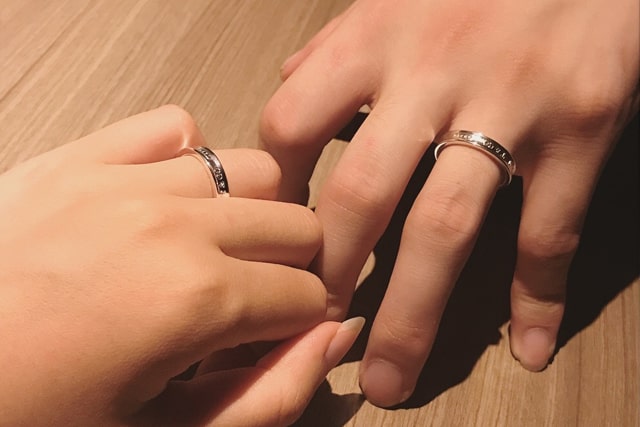 結婚指輪をはめた夫婦の手