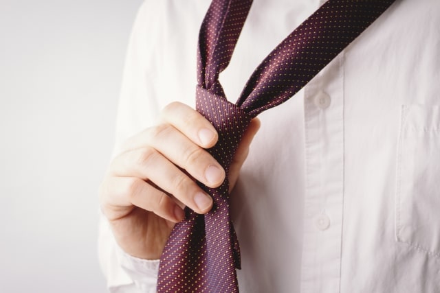 ネクタイを結ぶ