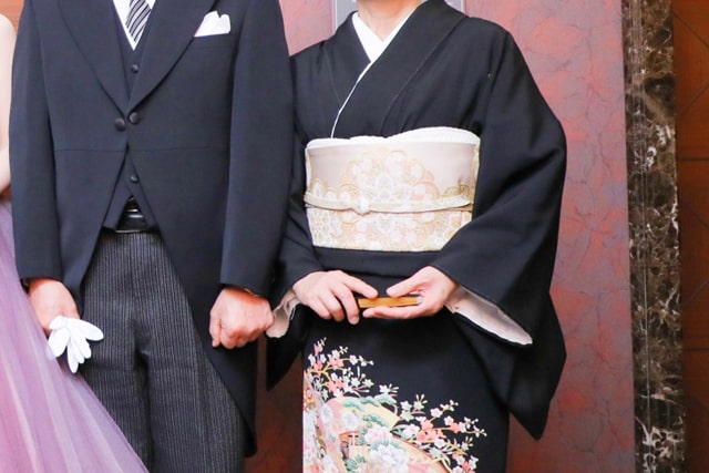 紋付袴と黒留袖の両親