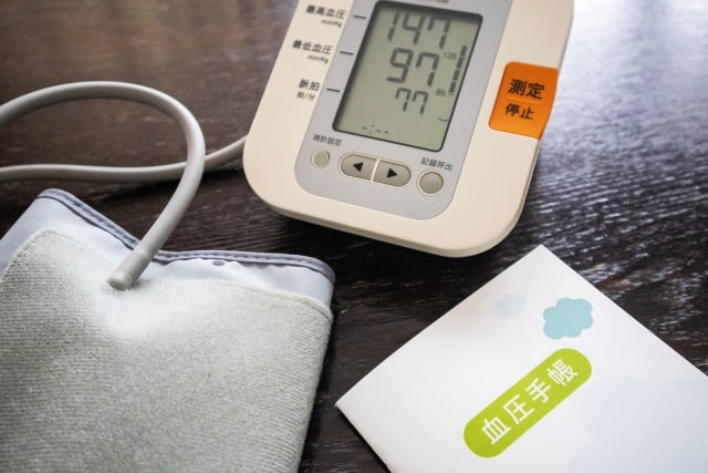 血圧手帳と血圧計