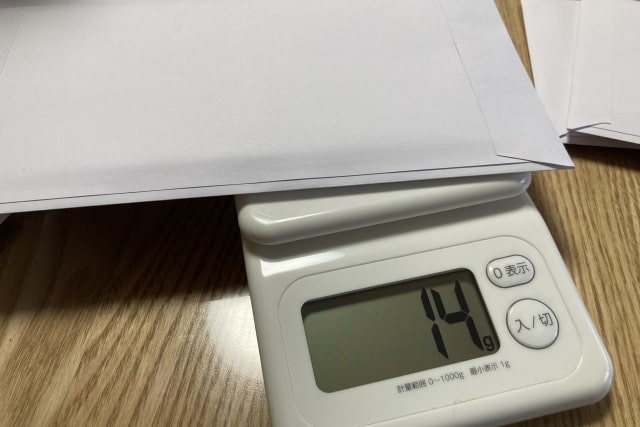 デジタルスケールで紙の重さを測る