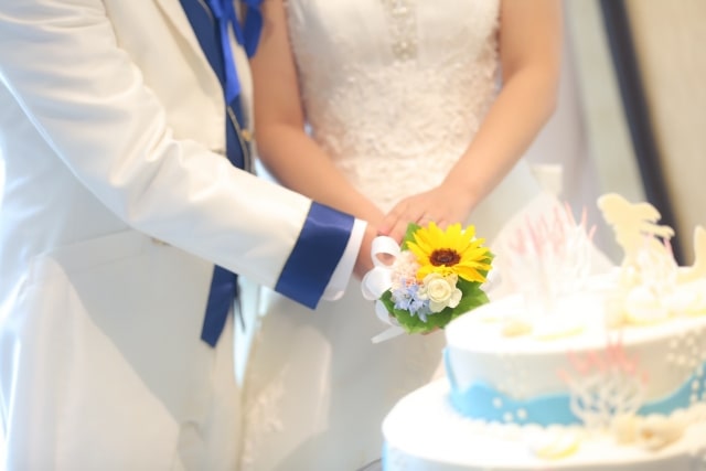 ケーキカットをする新郎新婦さま