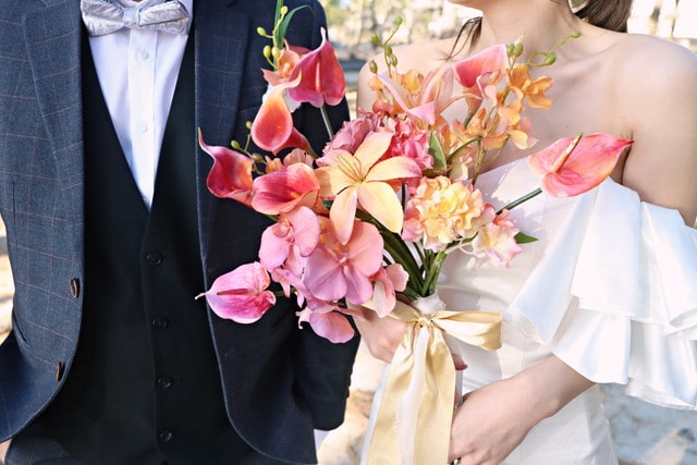 鮮やかなブーケをもつ花嫁さま