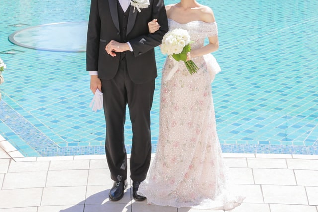 プールサイドのある結婚式場