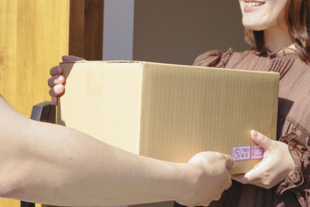 荷物を受け取る女性