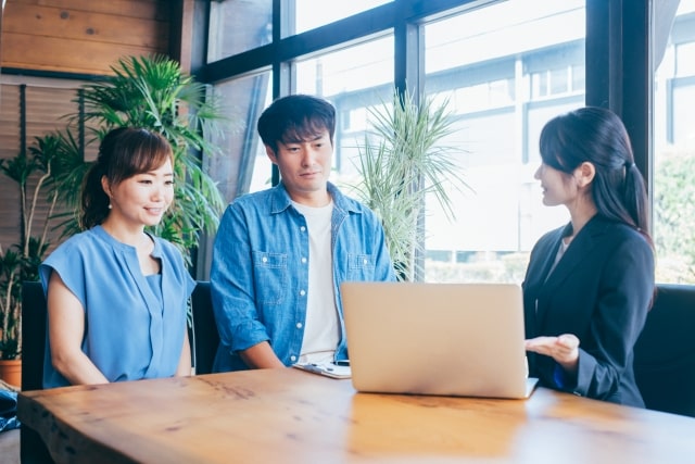 若いカップルと打ち合わせ
