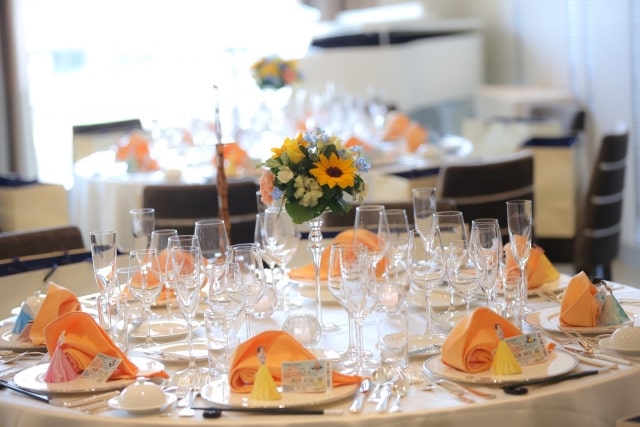 綺羅びやかなグラスや食器が並んだ披露宴のテーブル
