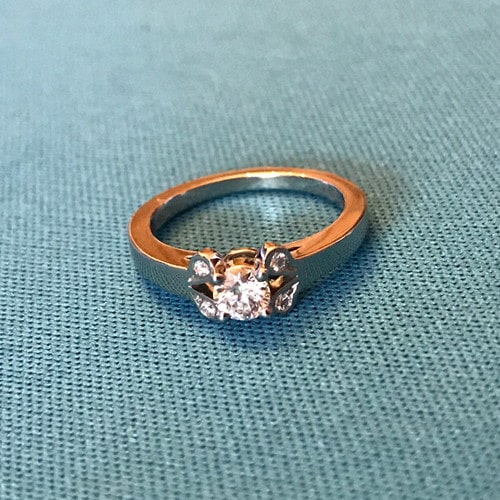kmさんの婚約指輪（カルティエ）のアップ写真