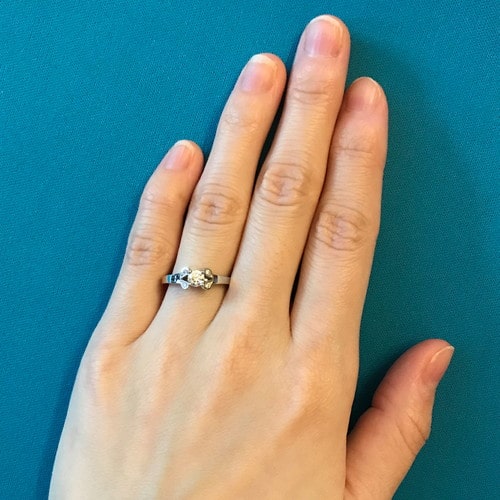 kmさんの婚約指輪（カルティエ）を手にはめた写真