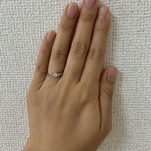まおさんの婚約指輪を手にはめた写真