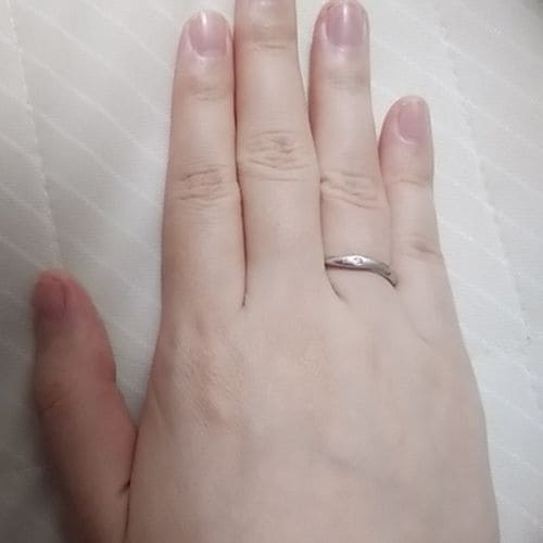 koenko33さんの婚約指輪を手にはめた写真