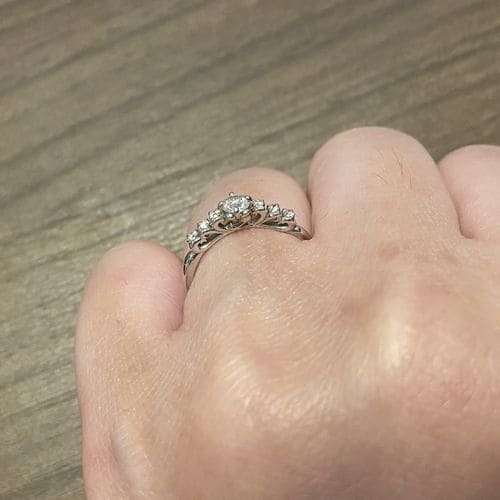 もももかさんの婚約指輪（サマンサティアラ）のアップ写真