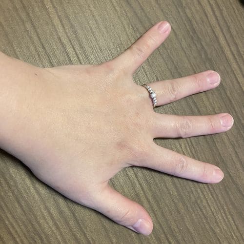 もももかさんの婚約指輪（サマンサティアラ）を手にはめた写真