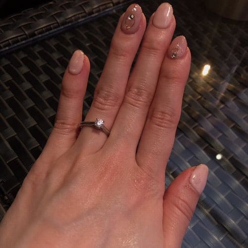 moeさんの婚約指輪（Cartier）手にはめた時の写真
