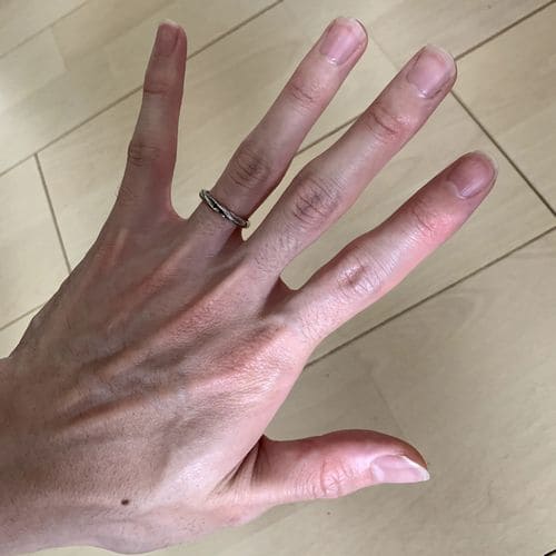 久保田さんの婚約指輪（4°C）指につけた写真