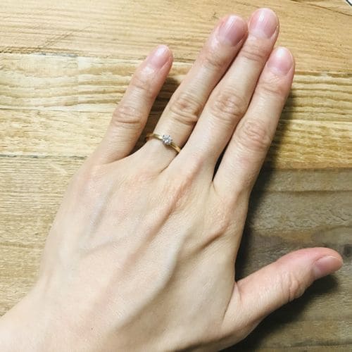 kanaさんの婚約指輪（agete）指につけた写真