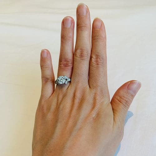 SAさんの婚約指輪手にはめた写真