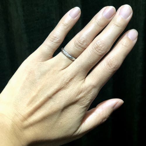 Taroさんの婚約指輪 スタージュエリー指にはめた写真