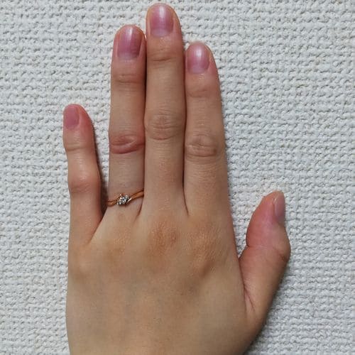 Tb2020さんの婚約指輪指にはめた写真