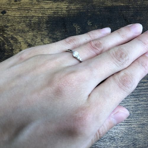 hontoさんの婚約指輪(ラザールダイヤモンド) 手にはめた写真