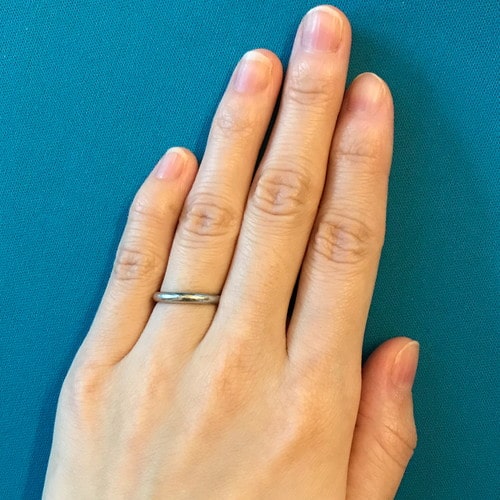kmさんの結婚指輪（カルティエ）を手にはめたときの写真