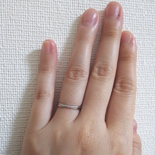 chamominさんの結婚指輪（手にはめたときの写真）