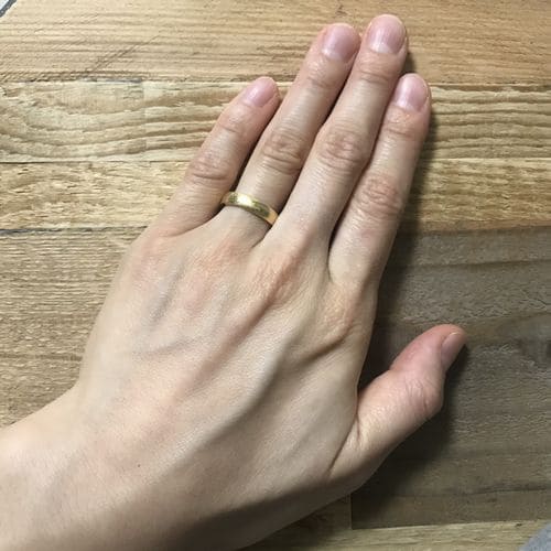 kanaさんの結婚指輪（ith）指にはめた写真