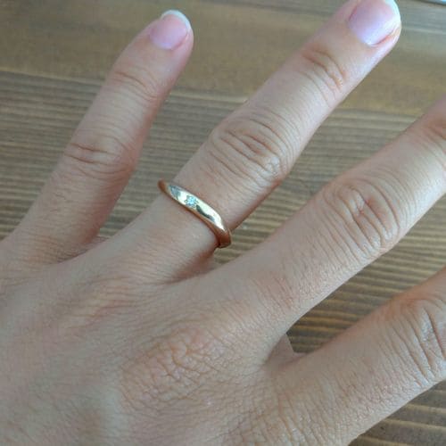 橋野さんの結婚指輪手にはめた写真