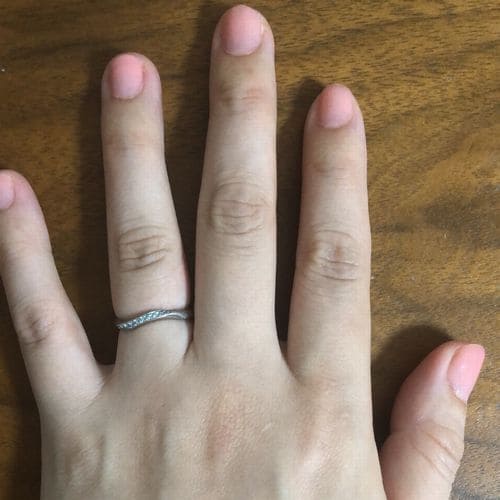 うちもとさんの結婚指輪(AFFLUX) 指にはめた写真