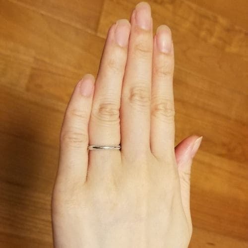 るいしるさんの結婚指輪(ティファニー)指にはめた写真