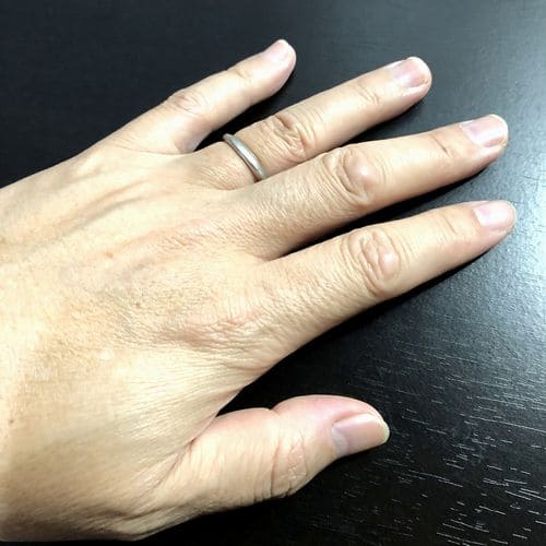 Taroさんの結婚指輪スタージュエリー指にはめた写真