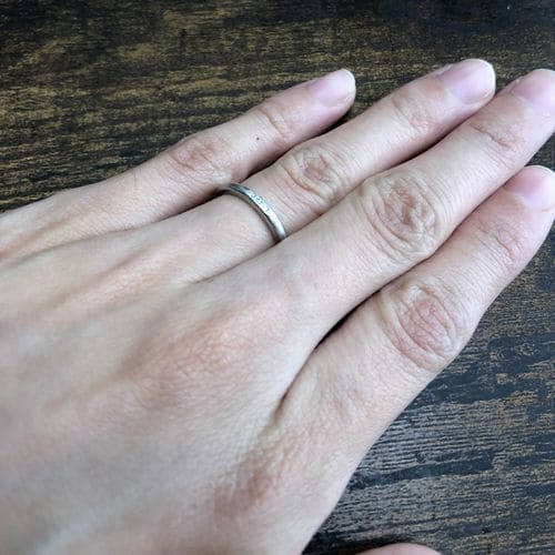 hontoさんの結婚指輪(CRAFY)手にはめた写真