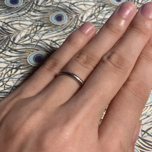 枇杷子さんの結婚指輪chaumet（ショーメ）指にはめた写真