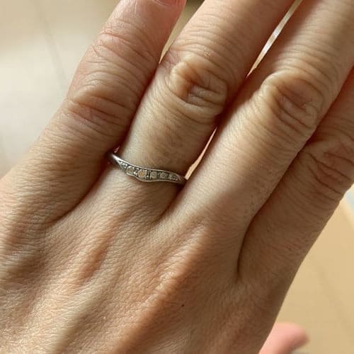 あややさんの結婚指輪（俄 NIWAKA）手にはめた写真