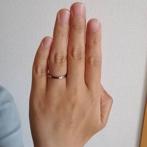 紀州女さんが貰った結婚指輪NIWAKA手にはめた写真
